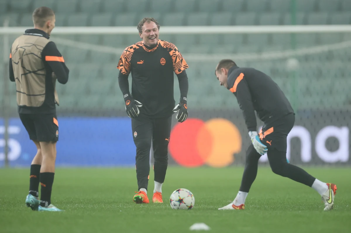 Późnym wieczorem zakończy się faza grupowa piłkarskiej Ligi Mistrzów. W tym sezonie z powodu mundialu skompresowana jest do niespełna dwóch miesięcy. Czternaście drużyn jest już pewnych gry w fazie grupowej. Dziś wyjaśni się, kto uzupełni grono ekip z 1/8 finału. Rozstrzygną to mecze w Mediolanie i Warszawie.