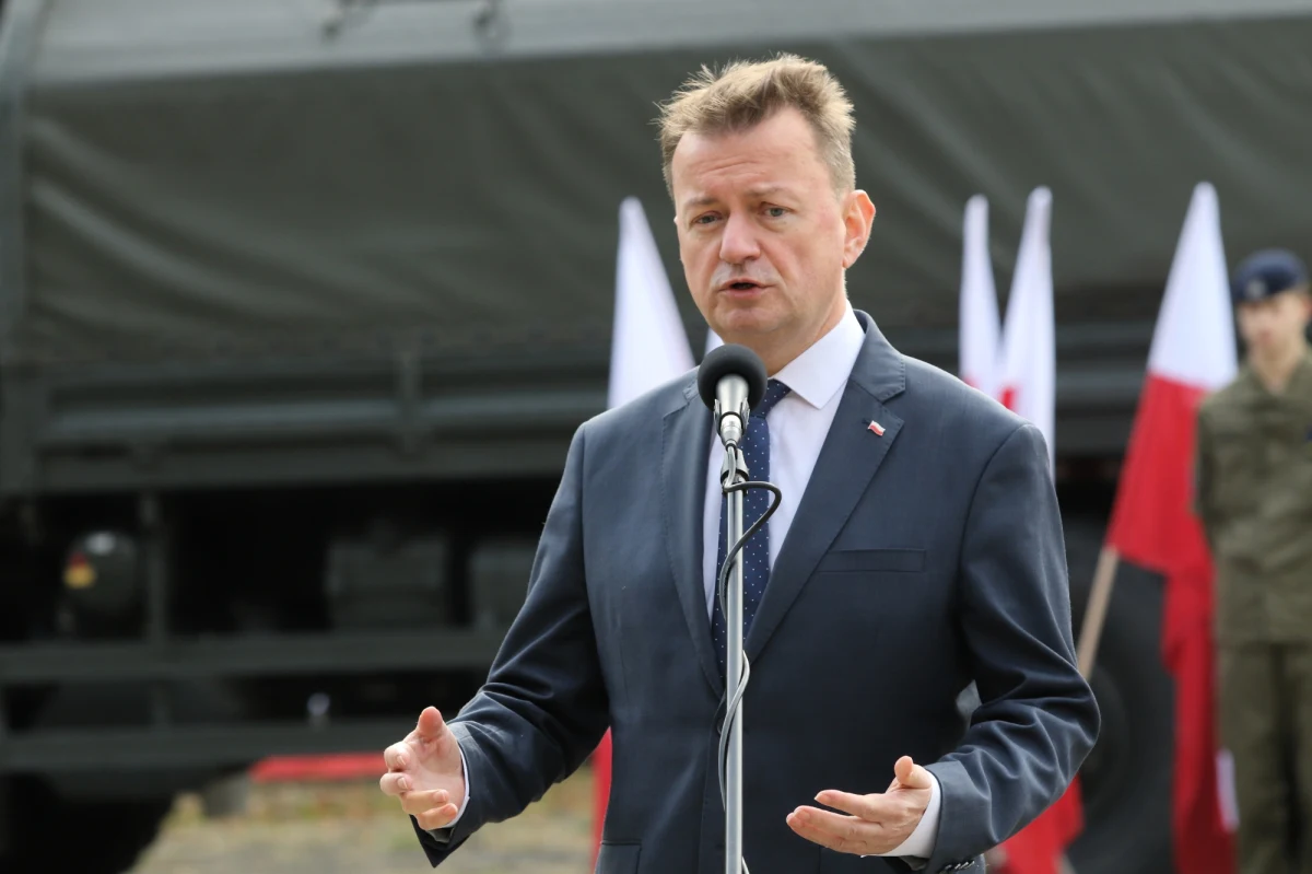 "Zdecydowałem o podjęciu działań, które zwiększą bezpieczeństwo na granicy z obwodem kaliningradzkim. Rozpoczniemy budowę tymczasowej zapory, która wzmocni ochronę granicy" - powiedział szef MON Mariusz Błaszczak. Zapora będzie miała wysokość 2,5 metra oraz szerokość 3 metrów. 