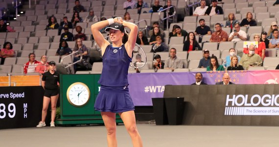 Iga Świątek w pierwszym meczu turnieju tenisowego WTA Finals pokonała Rosjankę Darię Kasatkinę 6:2, 6:3. Polska tenisistka powiedziała, że nie czuje zmęczenia fizycznego ani psychicznego. Ma jednak zastrzeżenia do organizatorów turnieju.