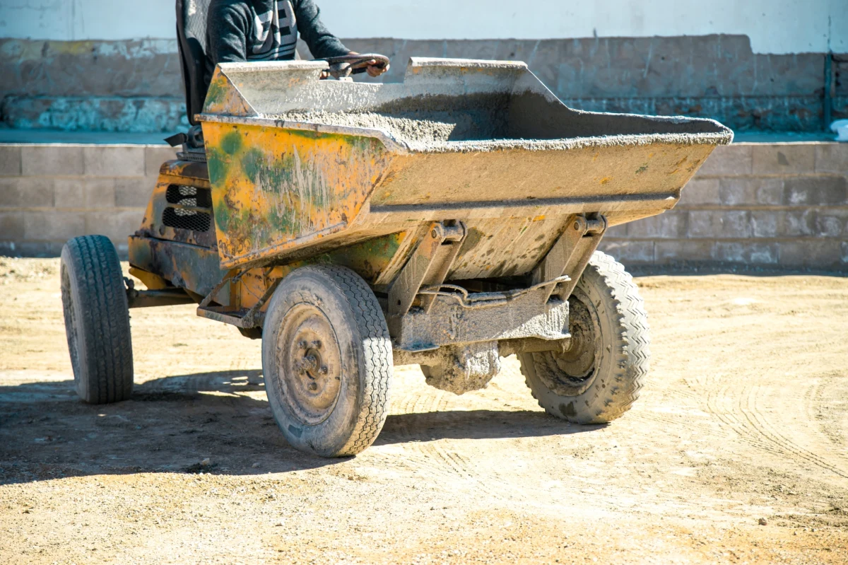 Wypadek na budowie domu jednorodzinnego w gminie Gdów. Zmarł 53-latek przygnieciony wozidłem do transportu materiałów budowlanych.

