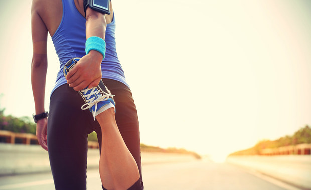 Kolano biegacza to jedna z najczęstszych kontuzji uprawiających bieganie. By zapobiec urazom lub "naprawić" kolano po wypadku, powinniśmy wykonać serię ćwiczeń. 