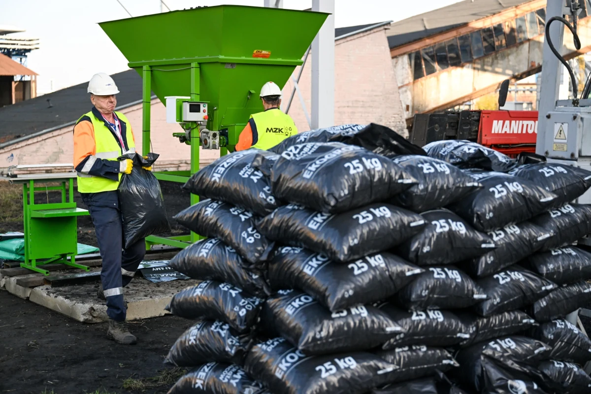 Prezydent podpisał ustawę o dystrybucji węgla przez samorządy. Gminy mogą go kupować za maksymalnie 1,5 tys. zł za tonę, a sprzedawać mieszkańcom za maksymalnie 2 tys. zł. 