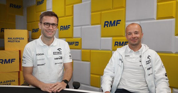 Rajdowa załoga Mikołaj Marczyk i Szymon Gospodarczyk ma za sobą pierwszy sezon startów w cyklu WRC2. Panowie wystartowali w sześciu rundach mistrzostw świata. W rozmowie z RMF FM opowiedzieli, na których rajdach czuli się najbardziej komfortowo i jakie umiejętności poprawili w mijającym sezonie. Zdradzili też wstępne plany i pomysły na rok 2023.