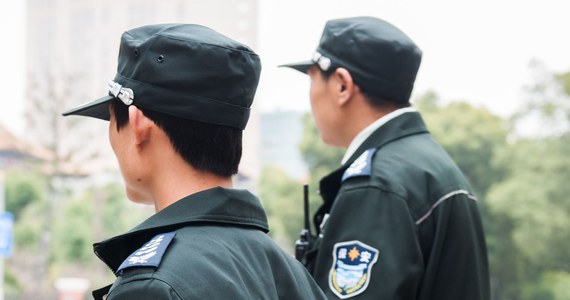 Międzynarodowa organizacja działająca na rzecz praw człowieka w Azji publikuje wyniki śledztwa dotyczącego komórek chińskiej policji, które rzekomo są rozsiane po całym świecie. Miałyby one mieścić się w placówkach turystycznych albo... na zapleczu chińskich restauracji.