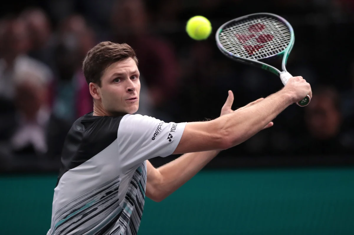 Rozstawiony z numerem 10. Hubert Hurkacz przegrał z duńskim tenisistą Holgerem Rune 5:7, 1:6 i odpadł w drugiej rundzie imprezy ATP rangi Masters 1000 w paryskiej hali Bercy. Polak stracił tym samym szanse na awans do kończącego sezon turnieju masters w Turynie.