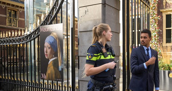 Dwóch belgijskich aktywistów klimatycznych, którzy w ubiegłym tygodniu przykleili się do słynnego obrazu Johannesa Vermeera "Dziewczyna z perłą" w muzeum w Hadze, zostało skazanych przez holenderski sąd na dwa miesiące więzienia - w tym jeden w zawieszeniu. Obraz nie został zniszczony podczas akcji. 