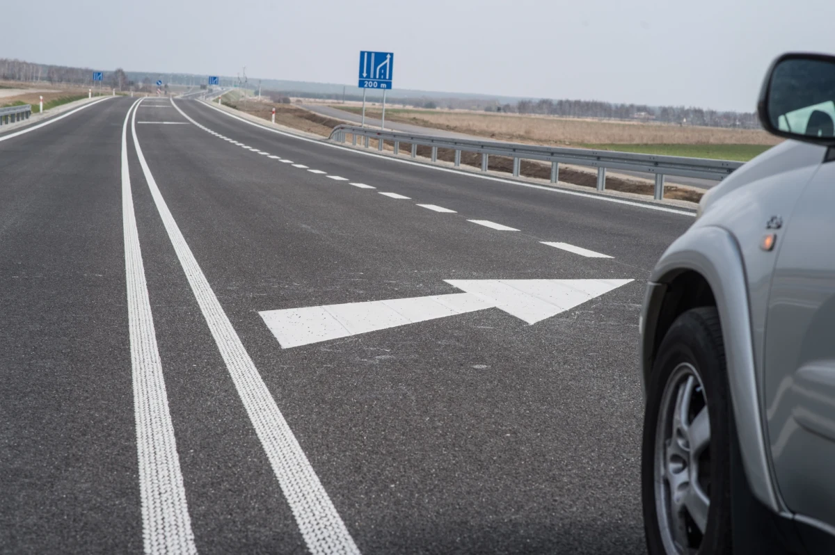 We wrześniu średnia cena nowego samochodu osobowego wzrosła rok do roku o 17,2 proc., do 160,2 tys. zł. Ale faktyczne wydatki mogą okazać się dużo większe, bo wysoka inflacja mocno podniosła koszt finansowania auta kredytem lub leasingiem - pisze czwartkowa "Rzeczpospolita".
