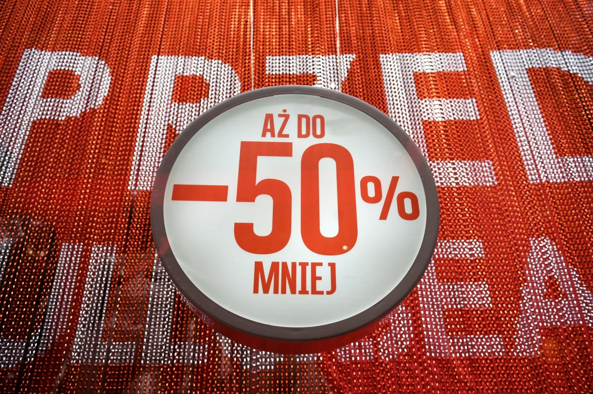 Polska nie wdrożyła do tej pory unijnej dyrektywy Omnibus, dlatego nadal w internecie będą królowały naciągane promocje. Zwłaszcza z okazji Black Friday, który chociaż przypada za miesiąc... już się rozkręca - czytamy w czwartkowej "Rzeczpospolitej".