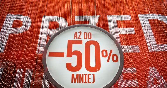 Polska nie wdrożyła do tej pory unijnej dyrektywy Omnibus, dlatego nadal w internecie będą królowały naciągane promocje. Zwłaszcza z okazji Black Friday, który chociaż przypada za miesiąc... już się rozkręca - czytamy w czwartkowej "Rzeczpospolitej".