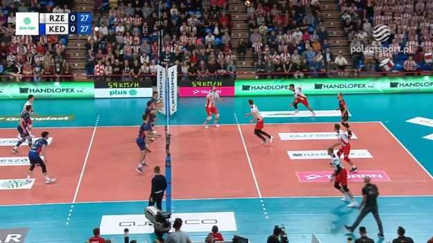 Fragmenty meczu 7. kolejki PlusLigi Asseco Resovia Rzeszów - Grupa Azoty ZAKSA Kędzierzyn-Koźle 3:0 (29:27, 25:19, 26:24). Najlepsze akcje Toreya DeFalco (MVP; 12/22 = 55% skuteczności w ataku + 2 asy serwisowe + 4 bloki).

