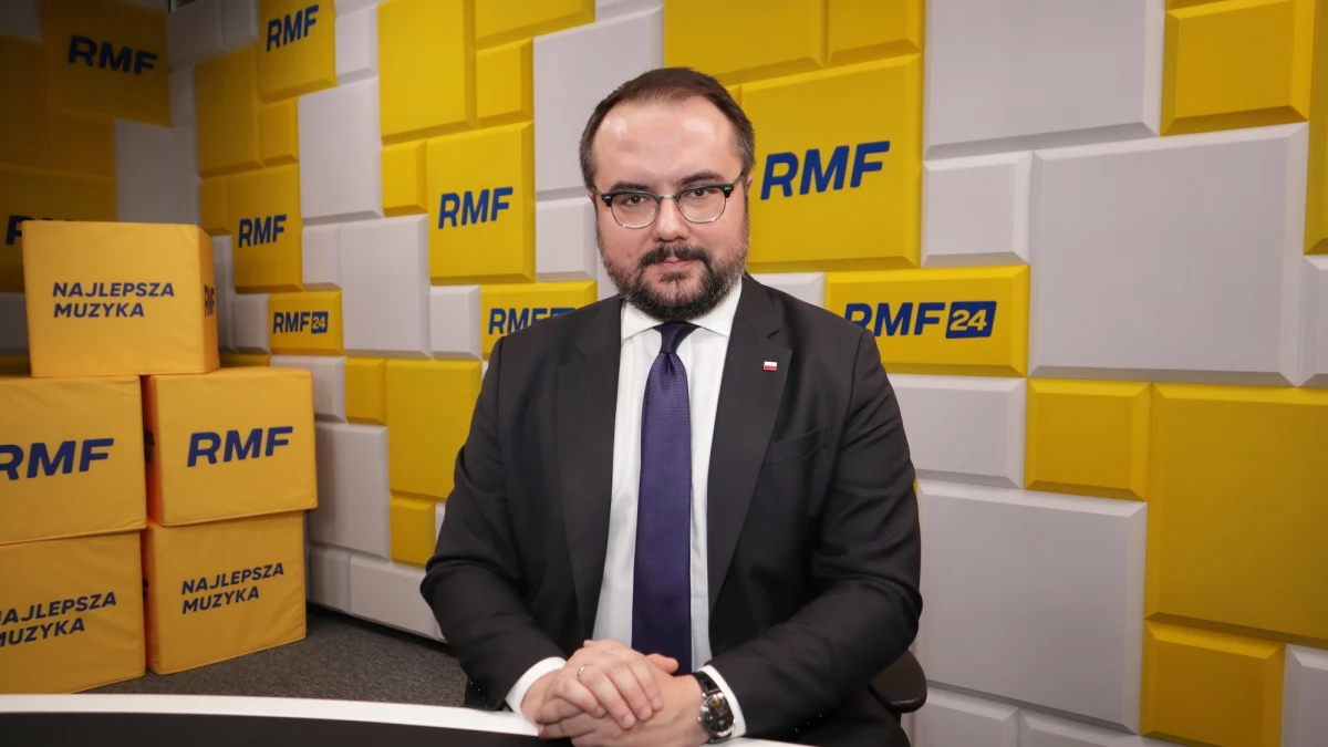 "Myślę, że określenie, że dmuchamy na zimne jest adekwatne. Chociaż też nie jest tak, że nie ma żadnych przesłanek. Nie możemy ujawnić wszystkich informacji, ale dostrzegamy, że scenariusz, który miał miejsce w zeszłym roku przy granicy z Białorusią, może się powtórzyć. Mogą być próby jego powtórzenia na północy naszego kraju przy granicy z obwodem kaliningradzkim" - mówił w Porannej rozmowie w RMF FM Paweł Jabłoński o budowie zapory na granicy z Rosją.