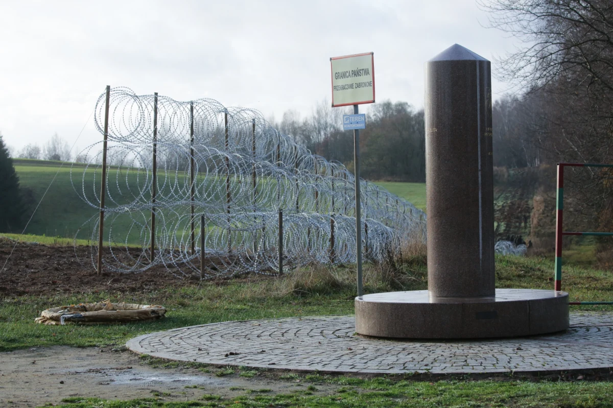 "Budowa zapory na granicy z obwodem kaliningradzkim to konieczność – tyle tylko, że spóźniona" – mówił w rozmowie „7 pytań o 7:07” w Radiu RMF24 Tadeusz Baryła, ekspert ds. wschodu z Instytutu Północnego im. Wojciecha Kętrzyńskiego w Olsztynie. "Powinniśmy tę granicę zabezpieczyć znacznie wcześniej, nie oglądając się na różnego rodzaju zbiegi okoliczności, które bardzo często zdarzają się w polityce i przybierają  niebezpieczny charakter" – dodał gość Bogdana Zalewskiego. 