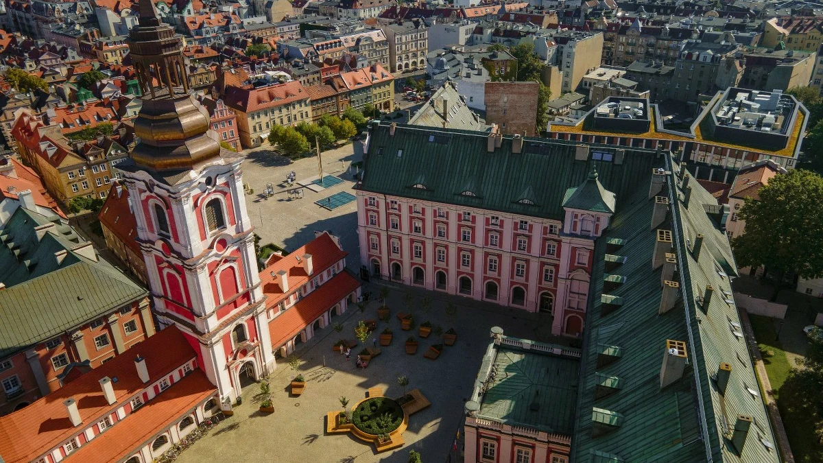 Panele fotowoltaiczne zostaną zamontowane na dachach dwóch poznańskich urzędów. To sposób na zmniejszenie kosztów zakupu energii oraz redukcję emisji dwutlenku węgla do atmosfery - wyjaśniają urzędnicy.