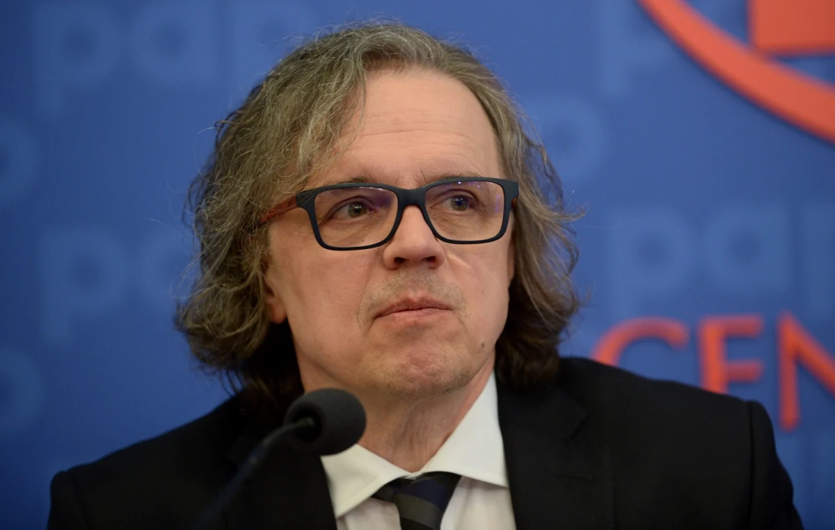 "To jest jedyna ścieżka, żeby zebrać pieniądze. Jesteśmy w UE na otwartym, konkurencyjnym rynku - w sensie producentów, dostawców usług, działalności gospodarczej - w związku z tym, musimy się stosować do pewnych reguł, które wymagają, żeby projekty były opłacalne. Ponieważ ten projekt może być nieopłacalny, rząd polski musi się zwrócić o zbudowanie planu finansowania (...) O zgodę na użycie pomocy publicznej, czyli de facto zebranie od użytkowników końcowych np. stosownej opłaty co miesiąc" - tak Rozmowie w południe w RMF FM Krzysztof Kilian komentował pomysł wprowadzenia opłaty doliczanej do rachunków za prąd. Taki podatek miałby finansować projekt budowy elektrowni jądrowych.