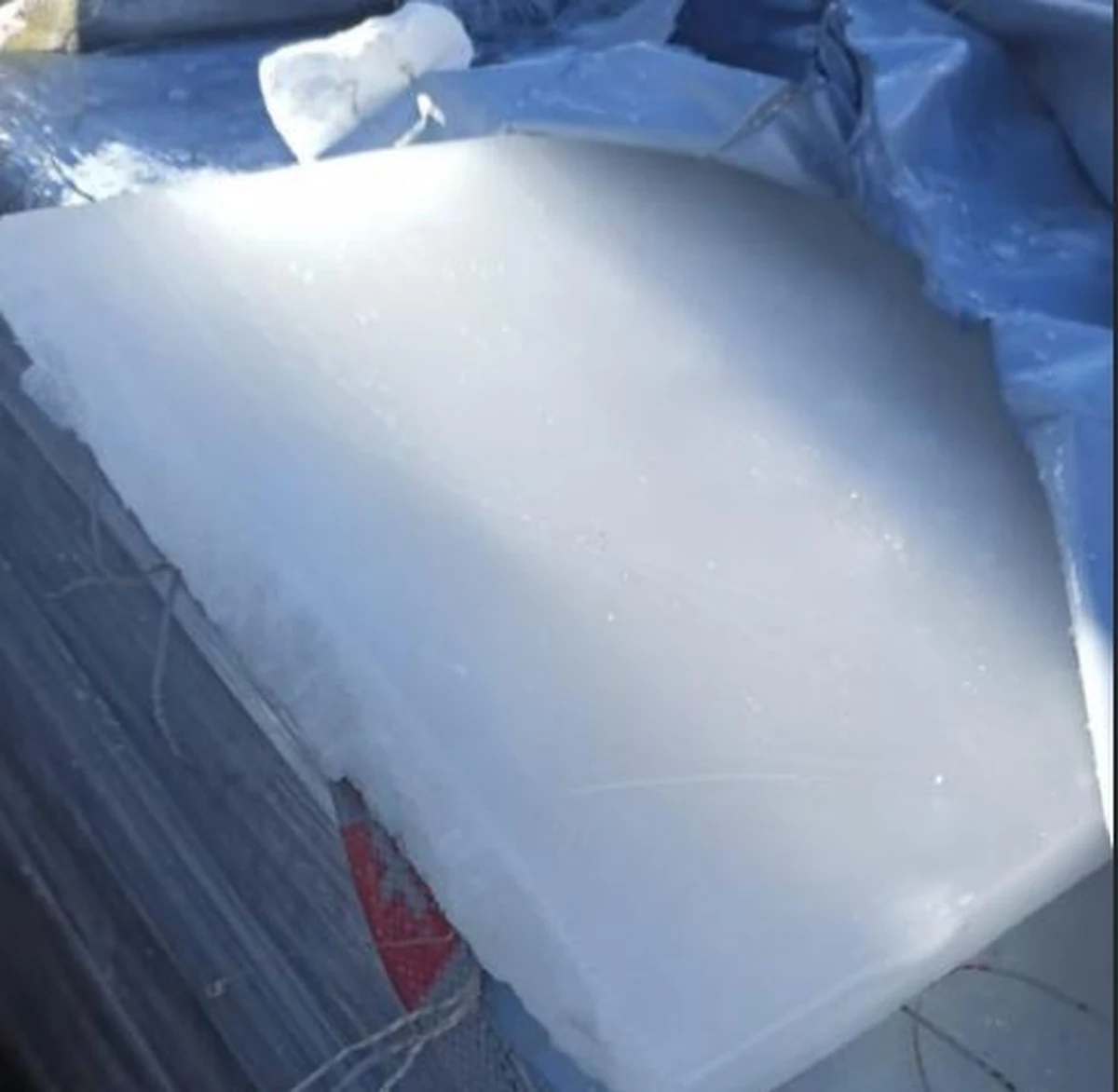 Bydgoscy policjanci rozbili grupę  przestępczą, której członkowie przez kilka miesięcy z zakładu produkcyjnego kradli parafinę. Odsprzedawali ją potem paserowi, a ten firmie wytwarzającej znicze.

