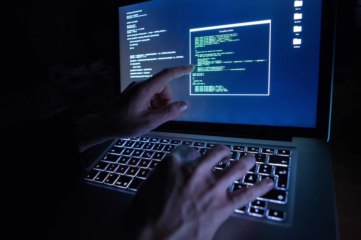 Nieformalna grupa luźno powiązanych ze sobą hakerów - działających w darknecie - stoi za falą ataków spoofingowych na znane osoby. Jak dowiedział się reporter RMF FM, śledczy nie znaleźli dowodów na to, by grupa działała na zlecenie specsłużb zza naszej wschodniej granicy. 