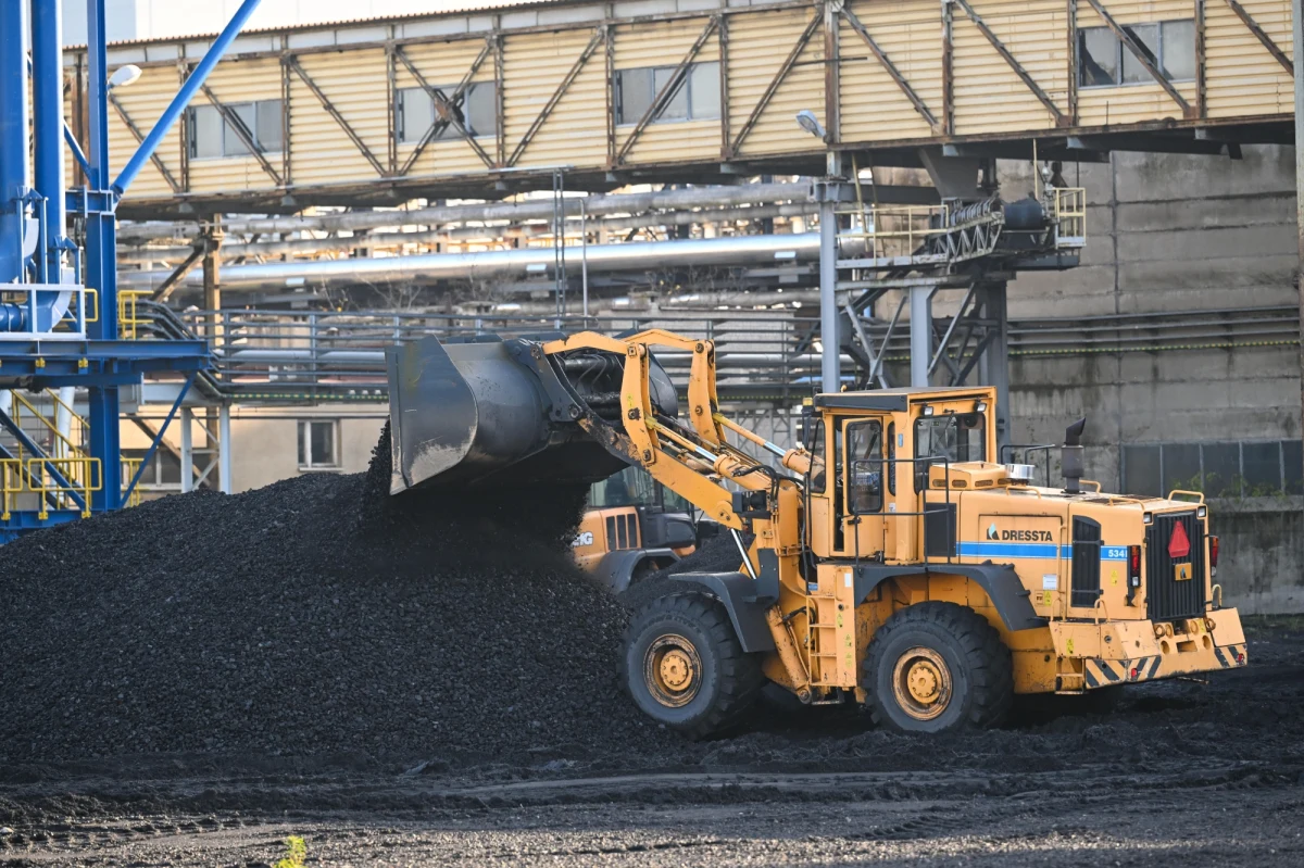 Nie dwie, ale tylko półtorej tony węgla za jednym razem - takie są ostateczne zapisy w ruszającej właśnie preferencyjnej sprzedaży surowca  przez samorządy. W Dzienniku Ustaw ukazało się rozporządzenie Ministerstwa Aktywów Państwowych zmieniające wcześniejsze zapowiedzi rządu. 