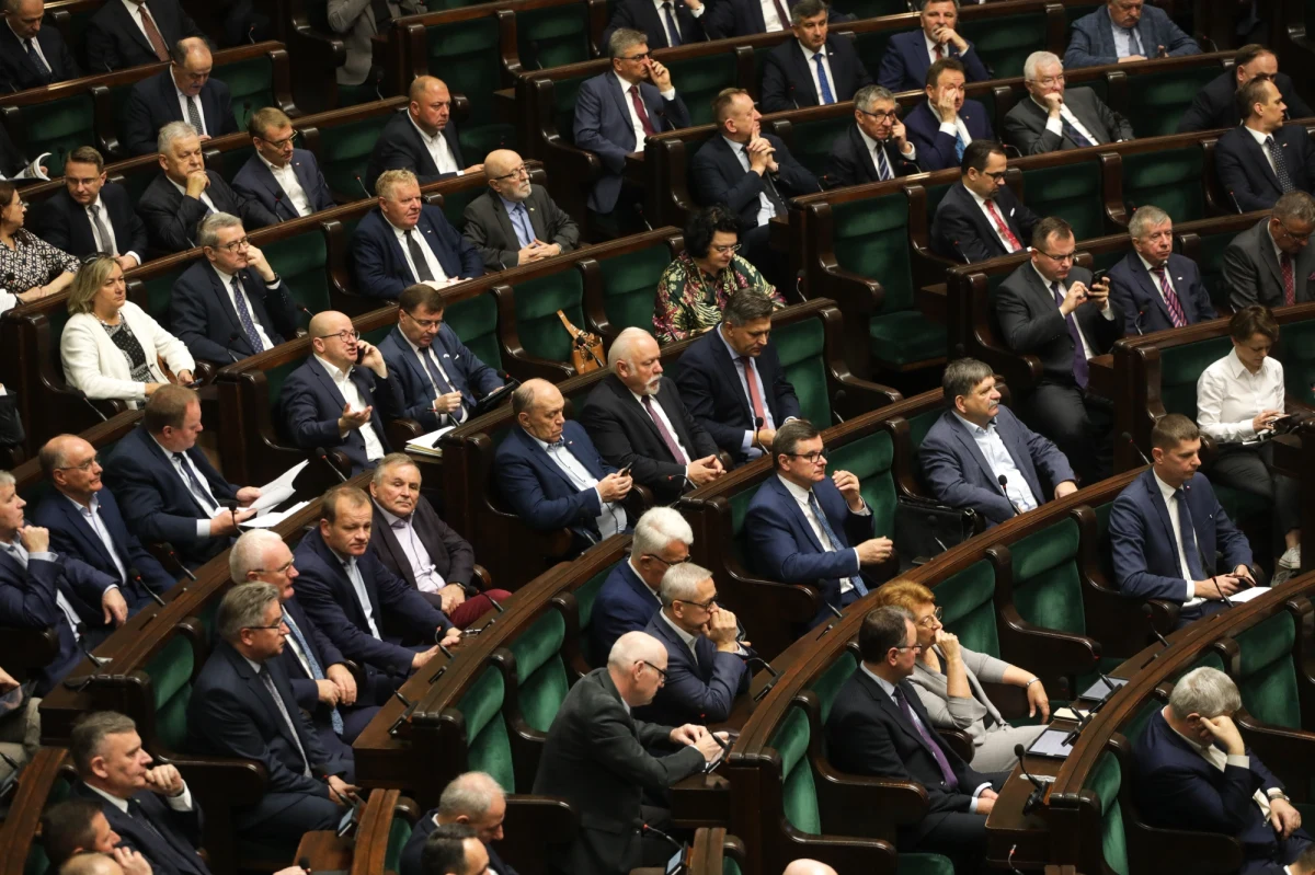 Sejm nie zajmie się dziś - wbrew wcześniejszym planom - projektem ustawy o bezkarności dla samorządowców, którzy przekazali Poczcie Polskiej dane potrzebne do organizacji "wyborów kopertowych". Politycy Prawa i Sprawiedliwości przekonują, że przepisy mają zostać doszlifowane i dlatego projekt został zdjęty z porządku obrad. 