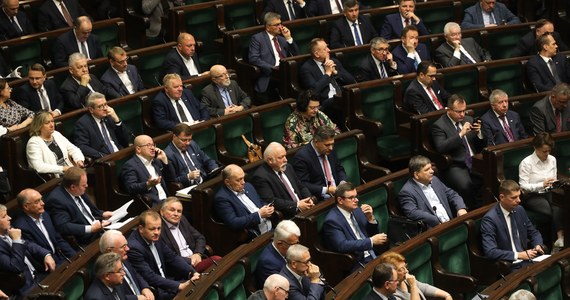 Sejm nie zajmie się dziś - wbrew wcześniejszym planom - projektem ustawy o bezkarności dla samorządowców, którzy przekazali Poczcie Polskiej dane potrzebne do organizacji "wyborów kopertowych". Politycy Prawa i Sprawiedliwości przekonują, że przepisy mają zostać doszlifowane i dlatego projekt został zdjęty z porządku obrad. 