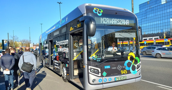 Miejskie Zakłady Autobusowe rozpoczynają testy polskiego autobusu wodorowego NesoBus. Pojazd będzie woził warszawiaków do połowy listopada. NesoBus nie emituje spalin, a dodatkowo oczyszcza powietrze. To pierwszy autobus wodorowy w stolicy.