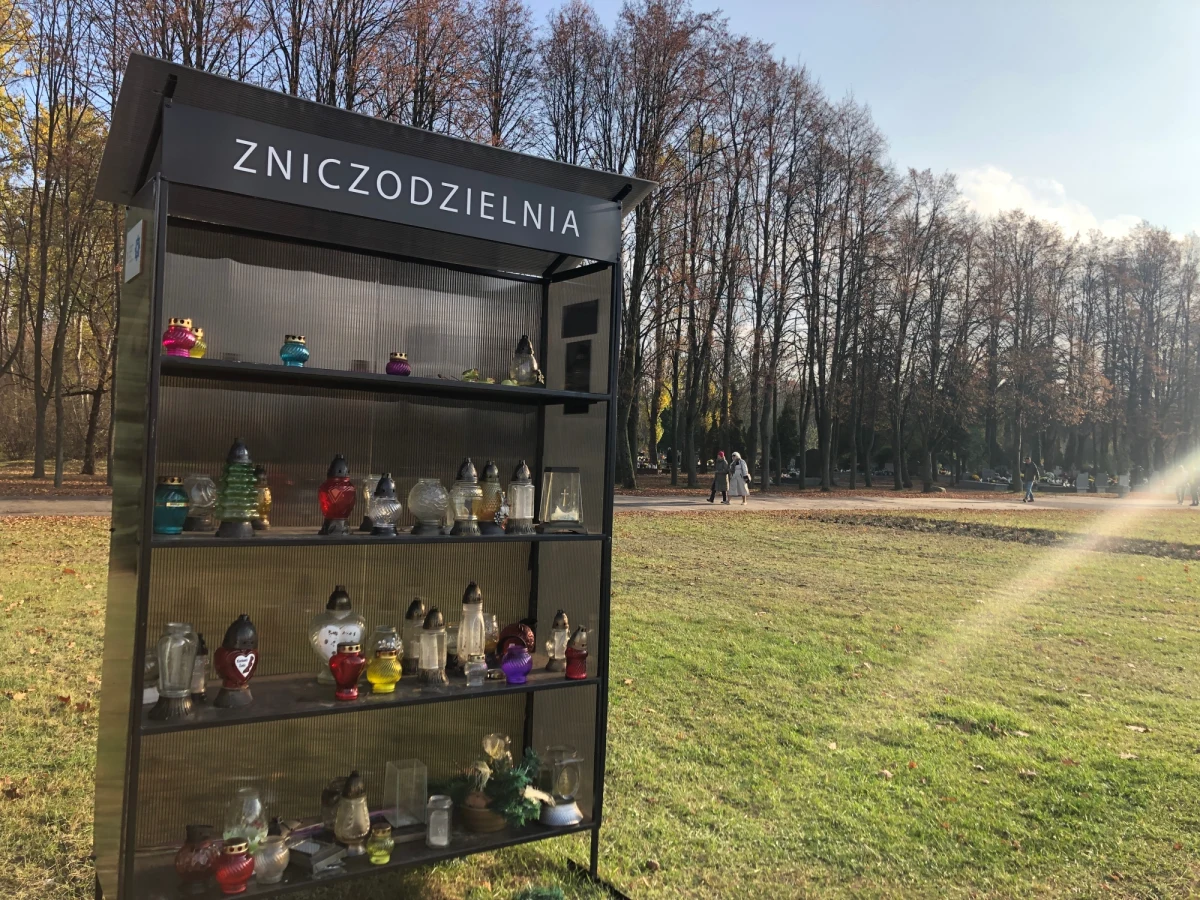 Mieszkańcy Warszawy chętnie korzystają ze zniczodzielni, która działa przy bramach wejściowych na Cmentarz Północny w Warszawie. Zniczodzielnia to jeden z pomysłów zgłoszonych do ubiegłorocznego budżetu obywatelskiego. 