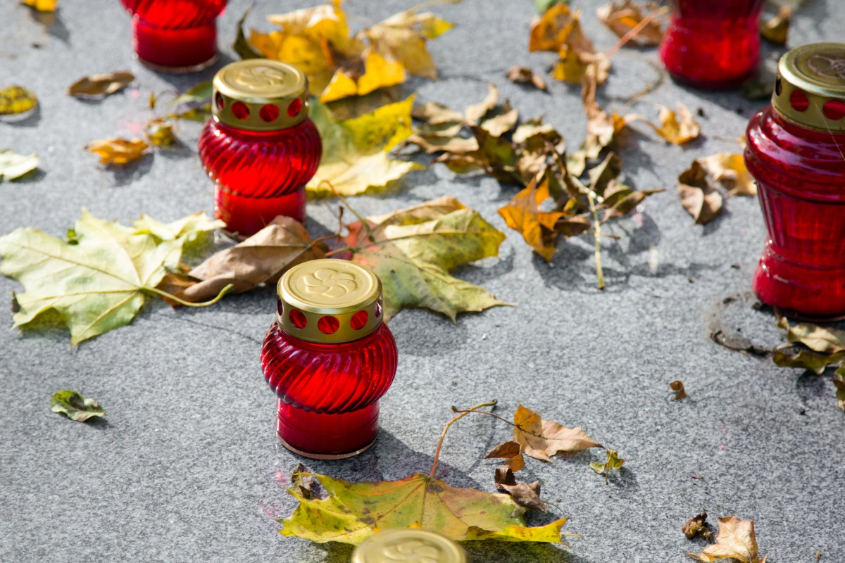 Zarzut czynnej napaści na policjanta przedstawiono dwóm mężczyznom po zajściu na cmentarzu w Kowarach na Dolnym Śląsku. We Wszystkich Świętych grupa Romów - zgodnie ze swoją tradycją - biesiadowała przy grobie.


