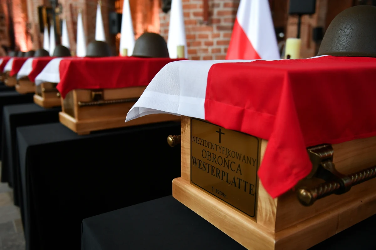 W bazylice św. Brygidy w Gdańsku do g. 18.00 wystawione będą dziś trumny ze szczątkami dziewięciu westerplatczyków oraz ich dowódcy majora Henryka Sucharskiego. Ostatnie pożegnanie bohaterów pierwszych dni II wojny światowej nastąpi w piątek. Spoczną na nowo wybudowanym Cmentarzu Żołnierzy Wojska Polskiego na Westerplatte.


