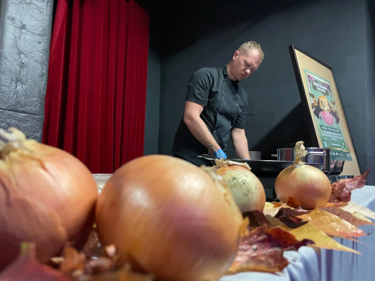 ​W Lublinie wystartował nowy kulinarny Festiwal - Lublin Smaków. Przez cały listopad w różnych lubelskich restauracjach będą się odbywać pokazy i degustacje regionalnych potraw. Mottem przewodnim pierwszej edycji jest cebula.