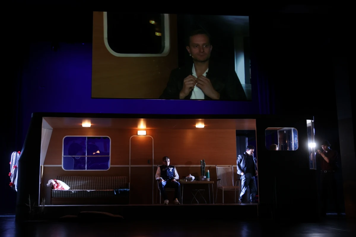 "Don Kichot rzewne pieśni kobiety popularne seriale i rycerze" to tytuł najnowszej premiery Teatru Ludowego w Krakowie. W sobotę współczesna opowieść o bohaterze Miguela de Cervantesa pojawi się na nowohuckiej scenie po raz pierwszy.