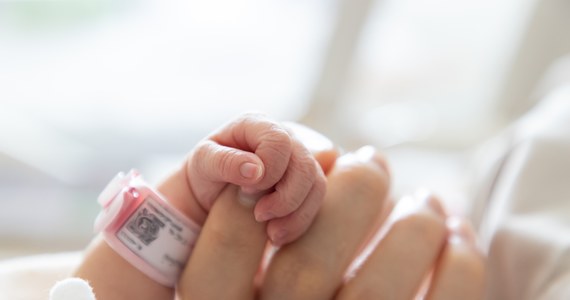 Prokuratura wszczęła postępowanie wyjaśniające w sprawie noworodka ze szpitala w Kępnie. W poniedziałek doszło tam do wypadku, w którym po narodzinach dziecko zsunęło się do miski porodowej. 