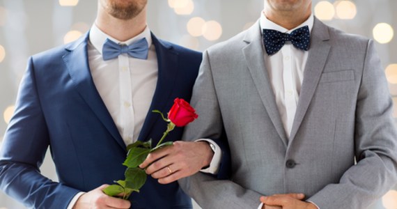 Konstytucja nie blokuje możliwości uregulowania związków tej samej płci, ale polskie prawo nadal za małżeństwo uznaje związek kobiety i mężczyzny - wynika z uzasadnienia wyroku Naczelnego Sądu Administracyjnego. Tym samym sąd uznał, że odmowa transkrypcji zagranicznego aktu małżeństwa pary homoseksualnej jest zgodna z prawem.