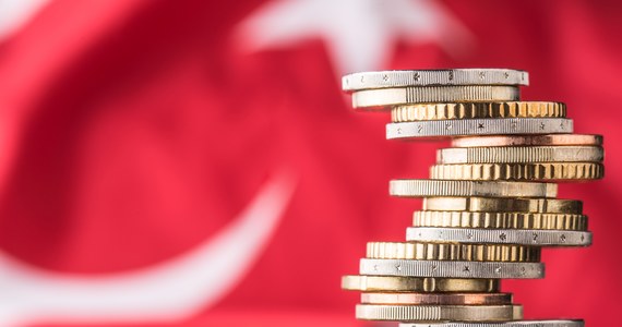 Roczna inflacja w Turcji sięgnęła 85,5 proc. - podał turecki instytut statystyczny, jednak niezależni eksperci z Grupy ds. Badań nad Inflacją oceniają, że wynosi ona 185 proent. Mimo to Bank Centralny Republiki Tureckiej (CBRT) systematycznie obniża stopy procentowe - podaje agencja Reutera.