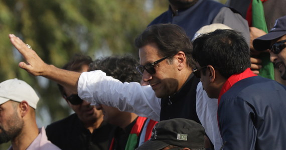 Były premier Pakistanu Imran Khan został postrzelony w nogę, kiedy prowadzony przez niego antyrządowy marsz protestacyjny został ostrzelany w Wazirabadzie na wschodzie kraju. Według doradców Khana postrzał był wyraźną próbą zamachu na życie byłego szefa rządu.