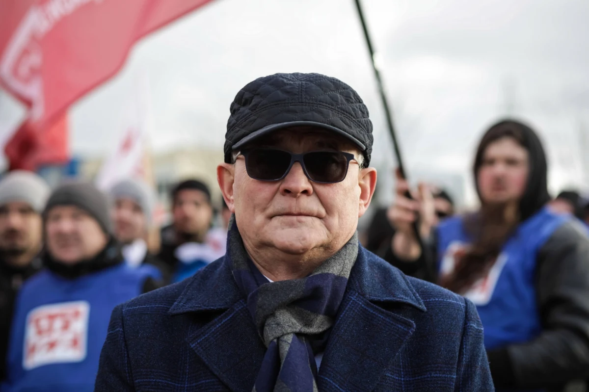 "Galopująca i wciąż rosnąca inflacja zwiększa presję pracowników na wzrost wynagrodzeń. To zmusza nas do podejmowania negocjacji, rozmów i innych działań, które będą zmierzały do uzyskania tego celu. Sytuacja jest zróżnicowana w zależności od sektora i branży. W sektorach przedsiębiorstw, firm prywatnych sytuacja wygląda nieco inaczej. Tam prowadzimy negocjacje z właścicielami. I tutaj - po mniejszych lub większych akcjach protestacyjnych - następuje pewien postęp. Natomiast najtrudniejsza sytuacja jest w sferze finansów publicznych. Tutaj nie udało się osiągnąć porozumienia w Radzie Dialogu Społecznego. Oczekiwaliśmy 20 proc. wzrostu wynagrodzeń dla tej grupy pracowników. Nie tylko ze względu na tegoroczną 18-procentową inflację. W związku z tym rozpoczęliśmy już od lipca szereg protestów - były protesty w poszczególnych województwach, były protesty w Warszawie" – mówił w rozmowie 7 pytań o 7:07 w internetowym Radiu RMF24 Andrzej Radzikowski, przewodniczący Ogólnopolskiego Porozumienia Związków Zawodowych.