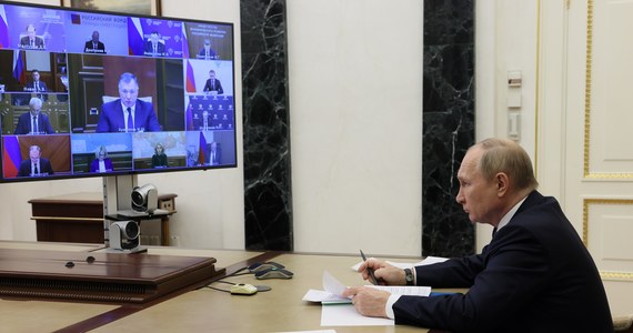 Podczas wideokonferencji Władimira Putina z rosyjskimi ministrami w biznesowej dzielnicy Moskwy doszło do awarii prądu. Dwaj szefowie resortów musieli siedzieć w ciemności.