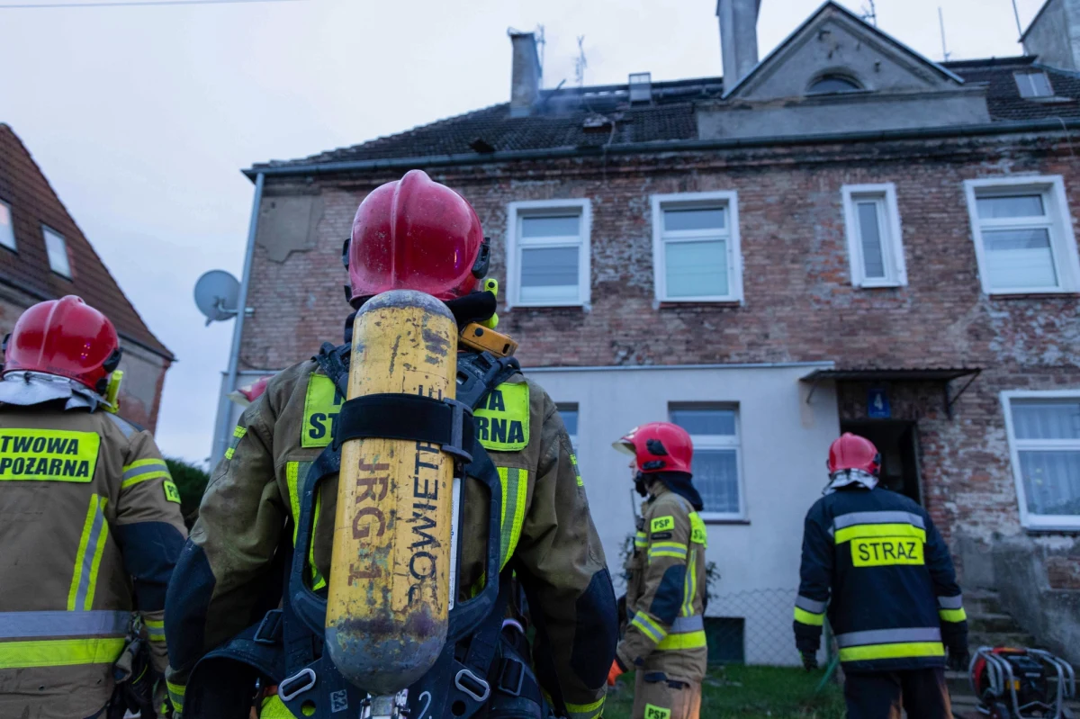 Ciało mężczyzny odnaleźli w czwartek strażacy podczas gaszenia pożaru w budynku wielorodzinnym w Szczecinie. Osiem osób ewakuowało się przed przyjazdem służb.