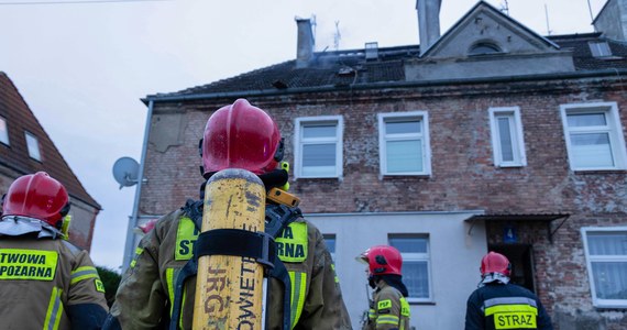 Ciało mężczyzny odnaleźli w czwartek strażacy podczas gaszenia pożaru w budynku wielorodzinnym w Szczecinie. Osiem osób ewakuowało się przed przyjazdem służb.