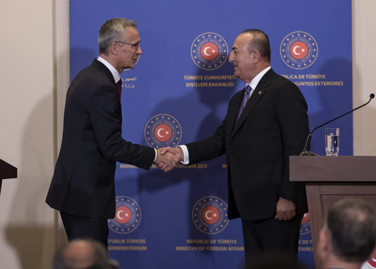 "Czas powitać Szwecję i Finlandię jako członków NATO" - oświadczył w Stambule sekretarz generalny Sojuszu Północnoatlantyckiego Jens Stoltenberg. Podkreślił, że te dwa kraje "poczyniły postępy w partnerstwie z Turcją".