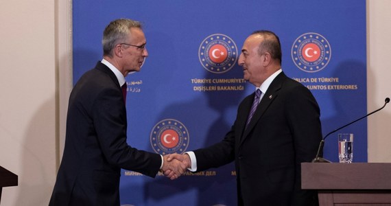 "Czas powitać Szwecję i Finlandię jako członków NATO" - oświadczył w Stambule sekretarz generalny Sojuszu Północnoatlantyckiego Jens Stoltenberg. Podkreślił, że te dwa kraje "poczyniły postępy w partnerstwie z Turcją".