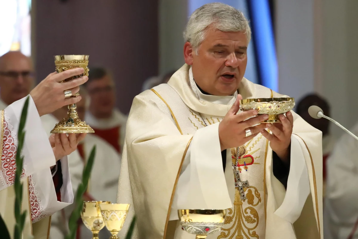 Następcą Franciszka może być kardynał Konrad Krajewski - takie sugestie pojawiają się coraz częściej m.in. we włoskich mediach. Kardynał z Polski jest papieskim jałmużnikiem, prawą ręka biskupa Rzymu w działalności charytatywnej.