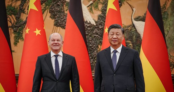 Kanclerz Niemiec oświadczył w Pekinie, że poprosił przywódcę Chin Xi Jinpinga, by wykorzystał "swój wpływ" na Rosję, aby ta przerwała "agresywną wojnę" przeciwko Ukrainie - przekazała agencja AFP. Wizyta Olafa Scholza podsyca dyskusję o uzależnieniu niemieckiej gospodarki od ChRL, stawia pod znakiem zapytania jedność Zachodu wobec tego kraju i rodzi porównania do przegranej polityki Berlina wobec Rosji. "Chiny i Niemcy powinny współpracować ze sobą, zwłaszcza w czasach zmian i zamieszania, przez wzgląd na światowy pokój" – oświadczył w piątek przywódca Chin Xi Jinping na spotkaniu z odwiedzającym Pekin kanclerzem Niemiec Olafem Scholzem. Jego wypowiedź opisują chińskie media.