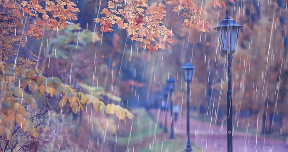 Jak informują synoptycy, czas na zmiany w pogodzie. Powoli żegnamy ciepłą, słoneczną złotą polską jesień i wyżowe warunki atmosferyczne. Najbliższy tydzień będzie zdecydowanie chłodniejszy niż ten miniony, z temperaturą w granicach 10-14°C. W piątek dostaniemy się od zachodu pod wpływ zatoki niżowej oraz związanego z nią układu frontów atmosferycznych. Przyniosą nam one w weekend sporo chmur oraz opady deszczu w całym kraju.
