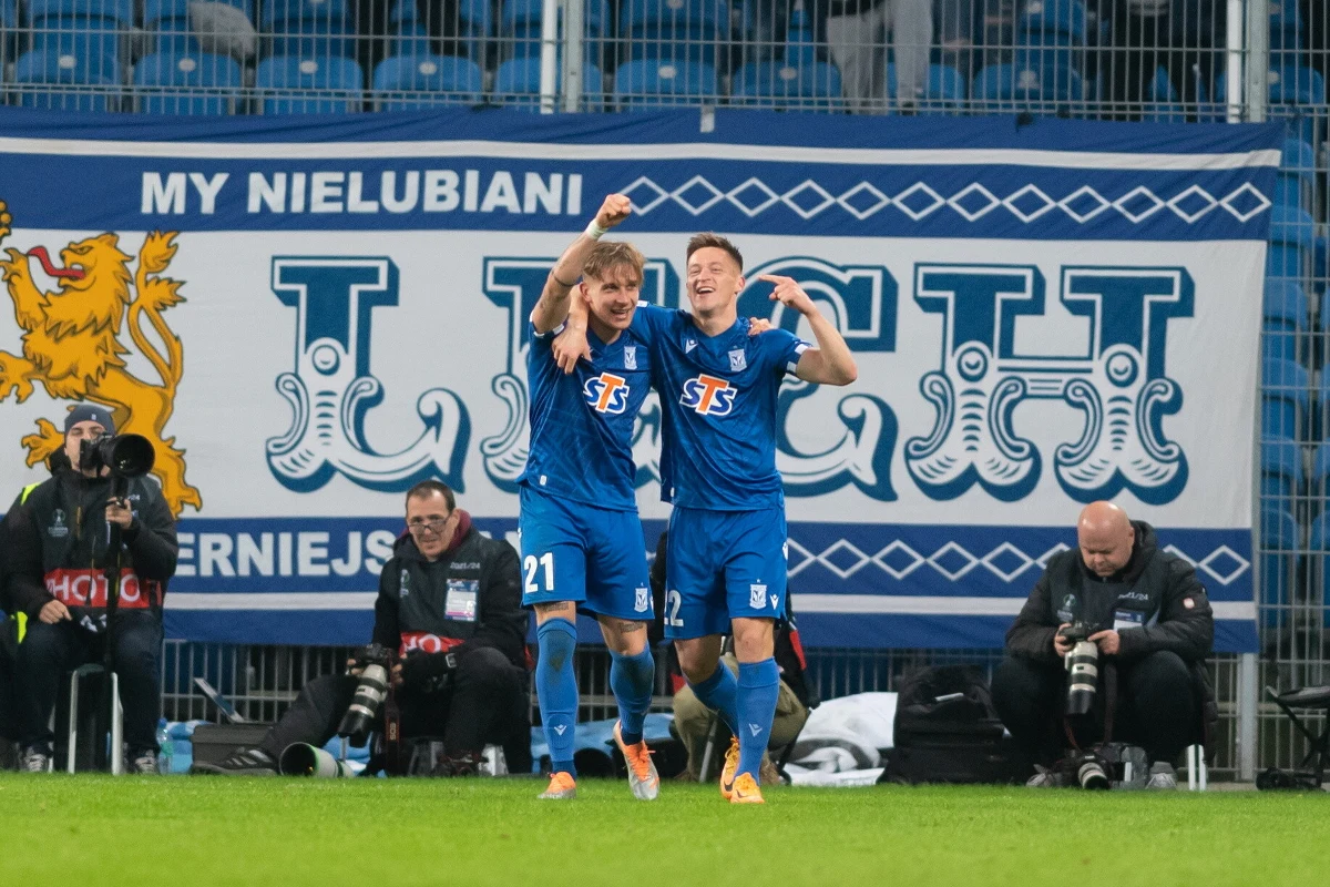 Lech Poznań awansował do fazy pucharowej Ligi Konferencji. To oznacza, że po raz trzeci w swojej historii drużyna Kolejorza zagra w europejskich rozgrywkach po zimowej przerwie. W lutym w dwumeczu Lech powalczy o awans do 1/8 finału. W barażu zmierzy się z jedną z drużyn, która zajęła trzecie miejsce w fazie grupowej Ligi Europy. Na kogo może trafić mistrz Polski?