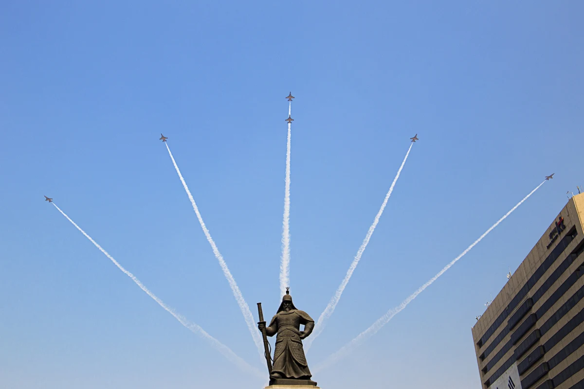 Korea Południowa poderwała myśliwce w związku z wykryciem mobilizacji ponad 180 samolotów wojskowych Korei Północnej - podała agencja Yonhap. Pjongjang kontynuował też w nocy wystrzały pocisków artyleryjskich w stronę strefy buforowej na granicy morskiej.