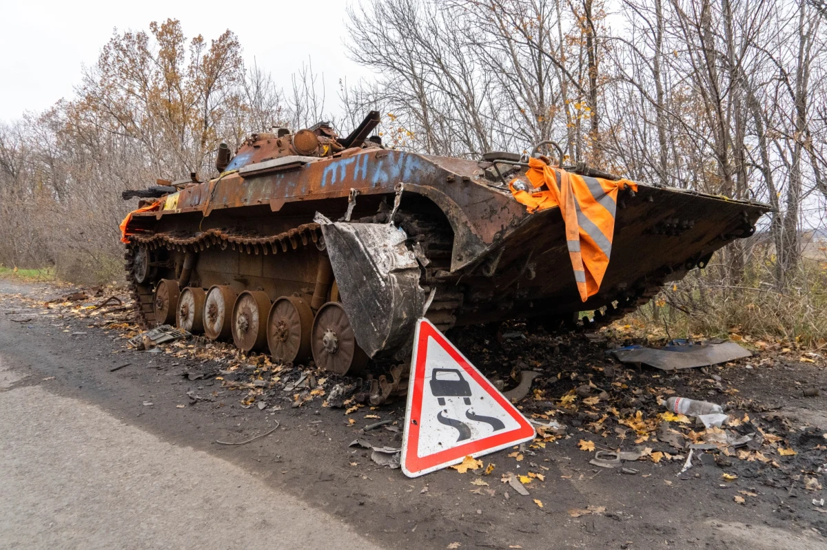 Wciąż nie jest jasne, czy Rosja chce stoczyć bitwę o okupowany Chersoń na południu Ukrainy. Najwyraźniejszym wskaźnikiem jej zamiarów będzie ewentualne wycofanie na drugi brzeg Dniepru oddziałów powietrznodesantowych - ocenia Instytut Badań nad Wojną (ISW) w najnowszej analizie. Rzeczniczka Sił Obrony na południu Ukrainy Natalia Humeniuk ostrzega jednak, że wycofywanie się sił rosyjskich może być prowokacją.