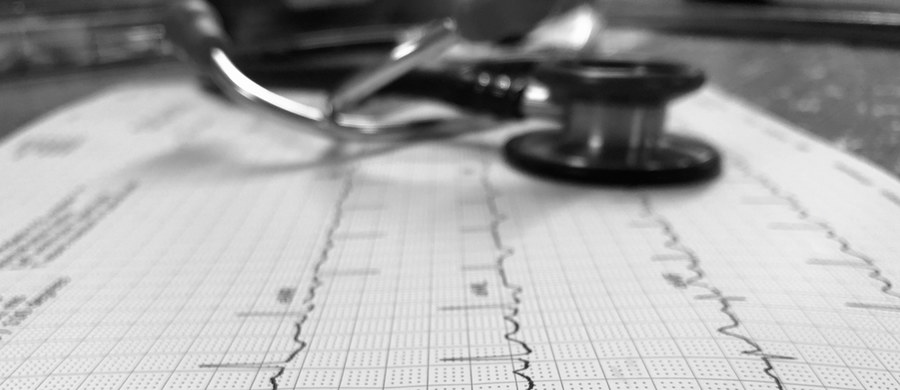 Migotanie przedsionków (atrial fibrillation, AF) to najczęściej występujący rodzaj zaburzeń rytmu serca. Daje charakterystyczne objawy, ale nie zawsze. „To podstępna arytmia, mamy jednak coraz więcej „sprytnych” sposobów na jej skuteczne leczenie” – mówi kardiolog dr Marcin Witkowski.