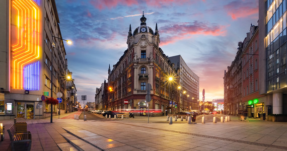 Mniej światła na ulicach, mniej świątecznych iluminacji. Katowice wdrożyły program oszczędnościowy. Powodów jest kilka: rosnące rachunki za prąd i ogrzewanie i utrata ok. 200 mln zł. dochodów w związku ze zmianami wprowadzonymi przez tzw. Polski Ład. 