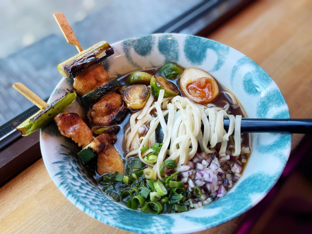 Bulion truflowy z marynowanym tofu, kalmarami z boczniaka, dynią, grzybami shitake i shimeji oraz kiełkami mung - to niezwykle apetyczny opis jednej z propozycji na Łódzki Ramen Festival. Od dziś (4 listopada) do niedzieli (13 listopada) będzie można rozkoszować się wariacjami na temat japońskiej, aromatycznej zupy. 