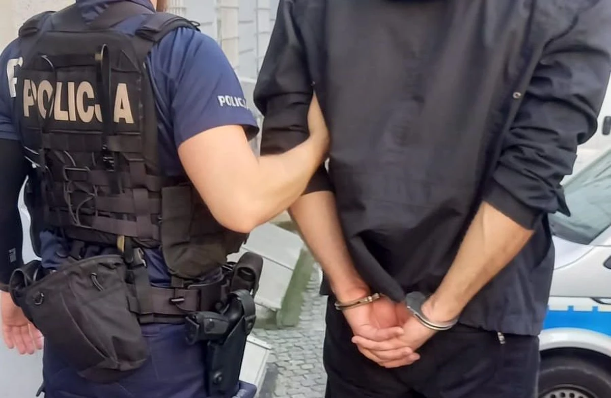 Gdańscy policjanci zatrzymali dwóch mężczyzn, podejrzanych o handel narkotykami. Dzięki temu na czarny rynek nie trafi prawie 8 kg marihuany. Narkotyki chowali w bojlerze na wodę, teraz grozi im nawet 12 lat więzienia. 