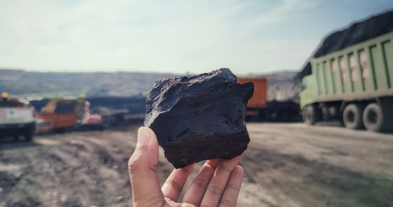 W trzech kwartałach tego roku kopalnie wydobyły ok. 300 tys. ton węgla energetycznego mniej niż planowano. Przyczynami niewykonania planów są nadzwyczajne zdarzenia wynikające z trudnych warunków geologiczno-górniczych - mówił w Sejmie wiceminister aktywów państwowych Piotr Pyzik.